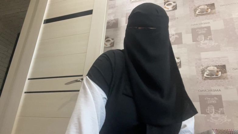 Lux Eva: Khalifa in hijab masturbeert in de keuken