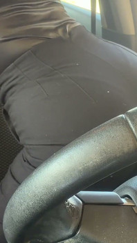 Estoy en el coche y tocando el cuerno con mi gran culo