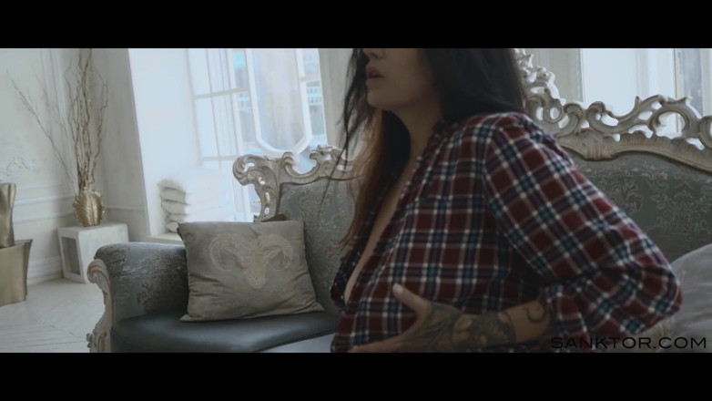 SANKTOR: Plumpy tatuerad MILF dansar striptease