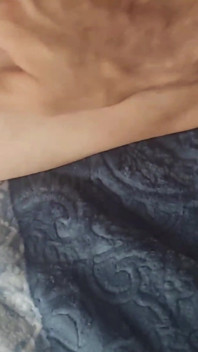 男の子たちはモンスターの巨大なチンコを満足させるために、きれいなお尻で満足させられる。