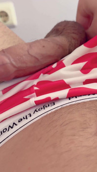 Twink chłopak strzela fontannę gorącej miłości
