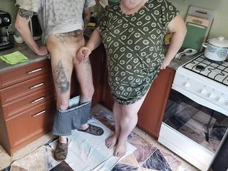 Sweet July: Толстая женщина дрочит мой хуй на кухне, и я мощно кончаю