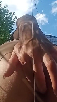 Parkta götünü sıvazlıyor