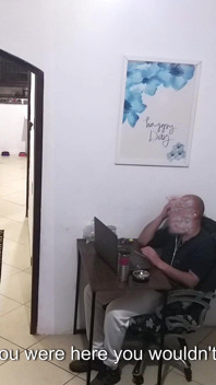 ตอนสามีทำงาน ภรรยาในผ้าขนหนูต้อนรับพนักงานส่งของ