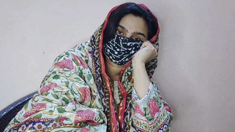 Faryal: Bari Baji Ne Di Chote Bhai Apni Chut- conversație hindi...