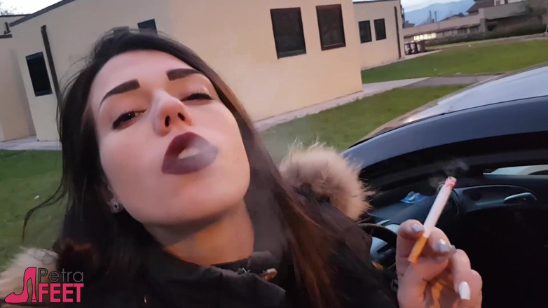 Smokin Fetish: Utomhus röker med söta Petra
