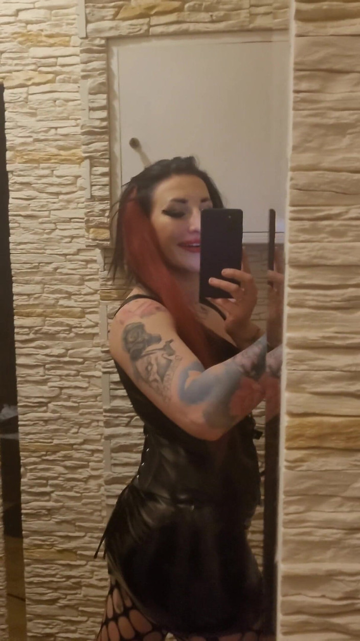 KatrixandCaliforniaLatex: Dewi bergambar dalam lateks dan menunjukkan pantat berairnya