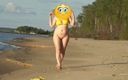 Lady Rose pee pee: Golden Rain 21 yaşındaki orta yaşlı seksi kadın plajda işiyor.