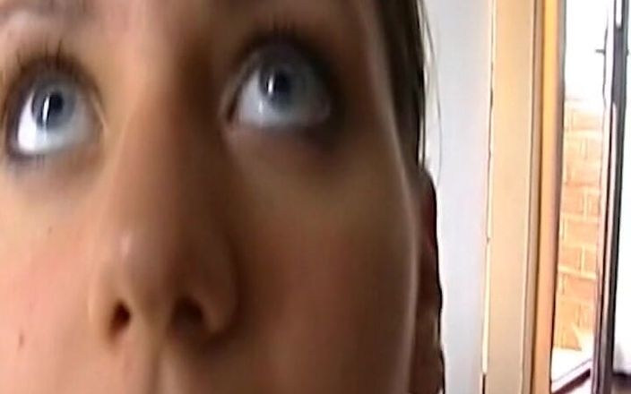 German Homemade: 放荡的德国妓女在三人行中分享大鸡巴