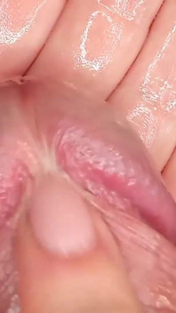Cô ấy cọ xát frenulum của anh ấy gây ra nhiều lần bắn tinh