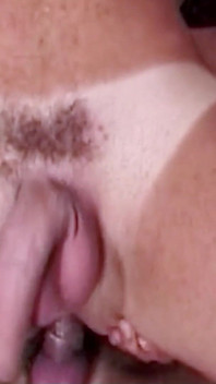 Sexy Shemale šuká trojku s chlupatým zadkem