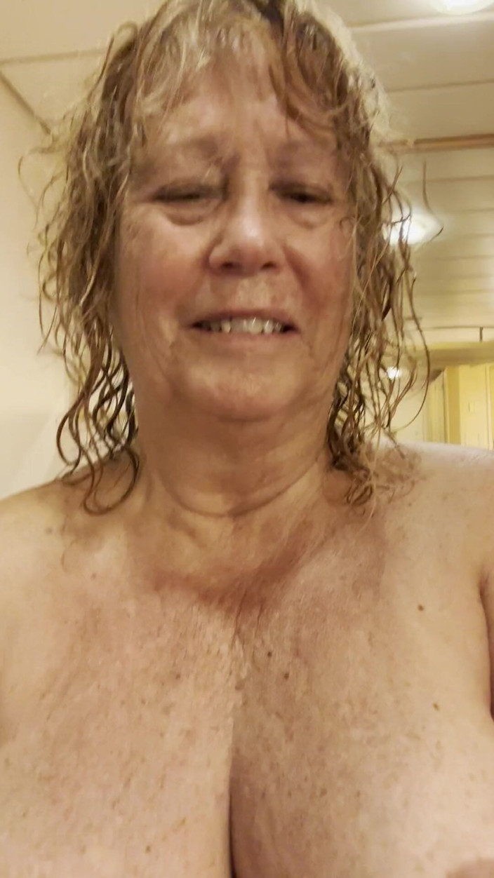 Big Ass 4 U: GILF playtime after shower. Rubbing tits, fingering pussy, dive into...