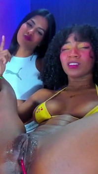 Lesbiene excitate ling pizda celui mai bun prieten al lor brunetă