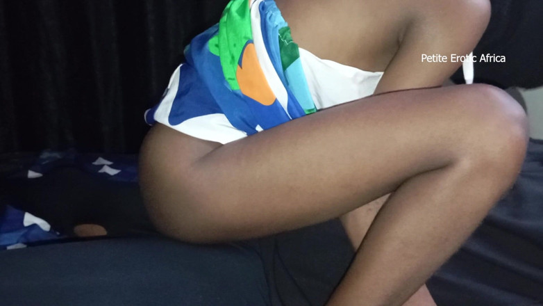 Petite Erotic Africa: Reverse missionary sama gadis kurus