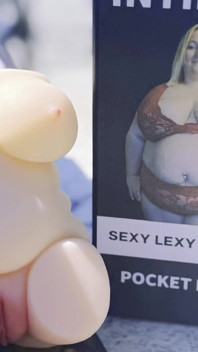 Stacxxs Представляют: сексуальная Lexy Morgan карманная киска к настоящей киске