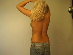 Flash Model Amateurs: Gagică blondă pozează în lenjerie albă fierbinte