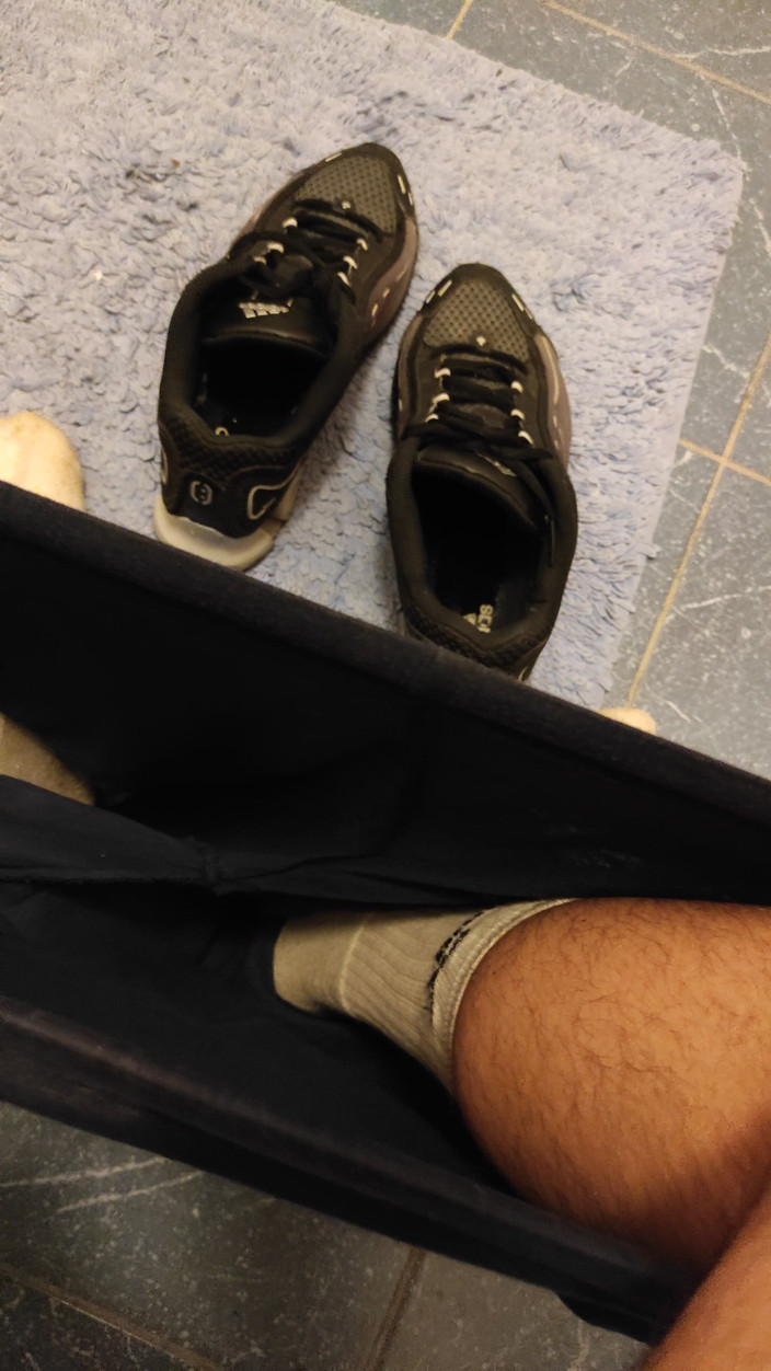SmokedAlloy2: Dirtyjunkbro (dj-bro) in het toilet, totaal nat, vuile pissige sokken en...