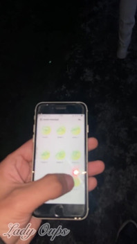 Berkelip dengan kolar palam dubur dan pakaian seksi