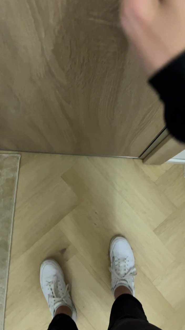 Feet: स्पोर्ट्स शूज़ में चलना