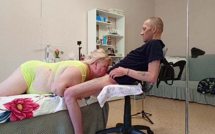 Zona901: Друг відсмоктує велику порцію гарячої сперми з члена і ковтає її