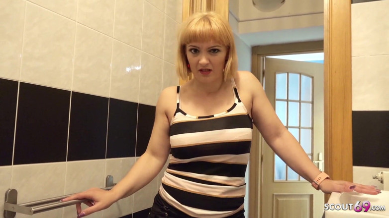 Scout69: Stiefmutter mary erwischt stiefsohn beim masturbieren und hilft mit blowjob,...
