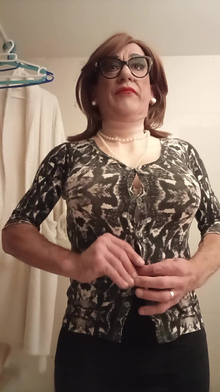 Yusti: Berpakaian di depan cermin