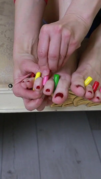 Sweet Toe Tease - barevné candy mezi jejími prsty