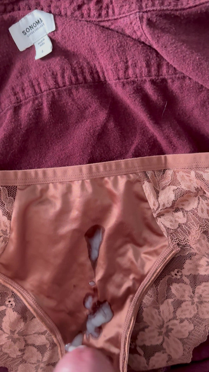 CumDaily: Éjaculation sur la culotte de ma femme 16