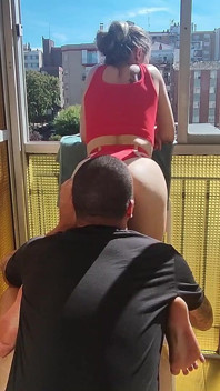 Sexe sur la terrasse aux yeux de nos voisins !