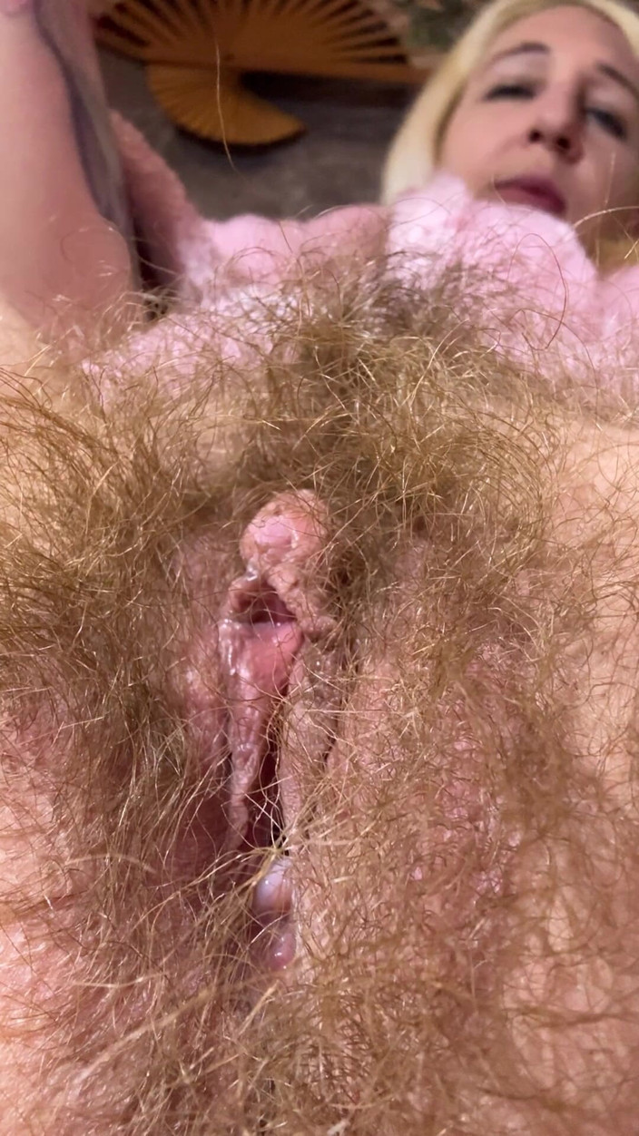 Cuteblonde666: Sudut pandangan dekat pada pepek berbulu saya Semasa Merokok Cerut