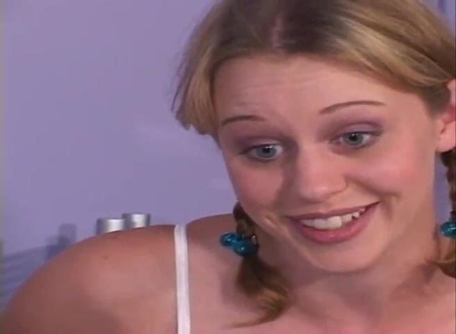 Chica Suicida DVD: Dormit cu prietenii mei scapă de sub control și ne futem