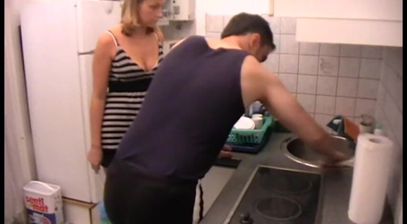 Femdom Austria: El pobre amigo debe limpiar la cocina por orden de...