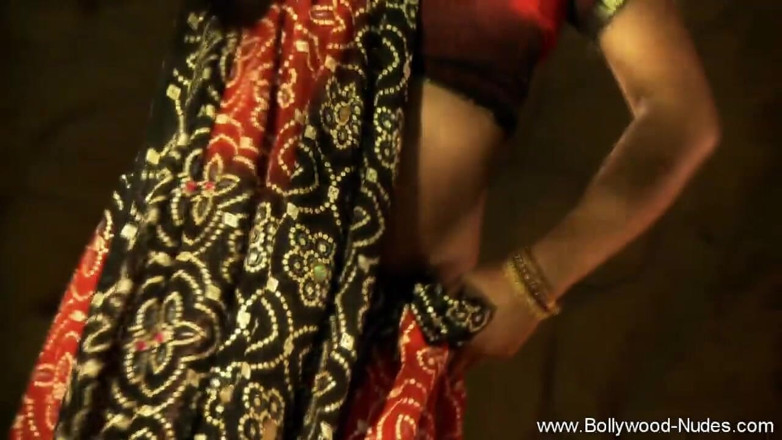 Bollywood Nudes: Cute indian teen dancing!