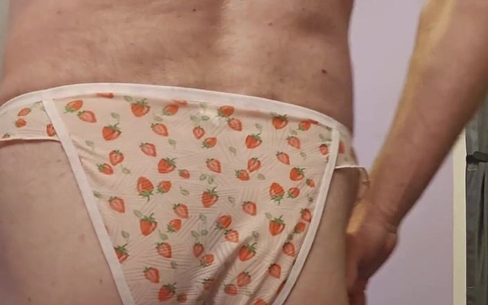 Fantasies in Lingerie: Aku lagi asik muasin memekku pakai celana dalam seksiku