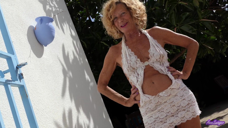 Anne Swinger: Je te montre quelle est ma position préférée pour baiser.