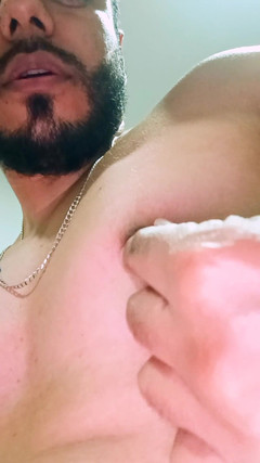 Tommhot: Sexy latina-junge uriniert und masturbiert in seinem zimmer