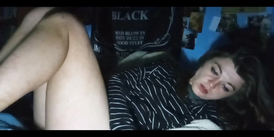 Freakshowsuckerr: Kleine nymphomanin liebt es, ihre muschi zum porno zu berühren