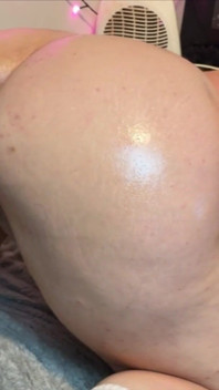 Shygirlfromeurope neukt haar poesje superhard met een grote dildo diep in haar