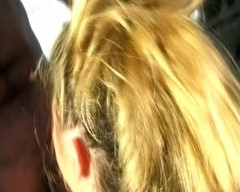 Porno kino: 完美的德国搭便车者在搭讪后被双插