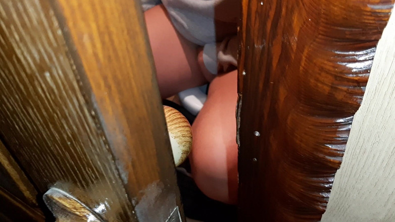 Lesbian-illusion: 継母がトイレでオナニーしながら喘ぎ声をあげているのが聞こえ、私は彼女を見始めました