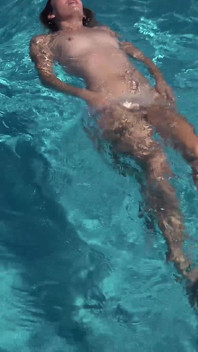 Une MILF insatiable chevauche son amant dans la piscine