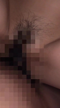 Belleza de pelo negro de pelo largo: una belleza esbelta es golpeada por una polla enorme y se corre repetidamente durante un encuentro secreto