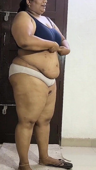 穿着蓝色纱丽服的性感人妻，脱下纱丽服，在这里展示性感的微胖身体。大老板和屁股