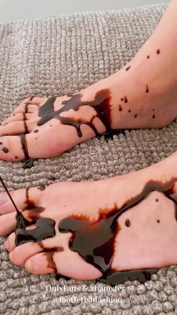 FootFetishFashion: Masaj la picioare cu ciocolată, partea 1/2