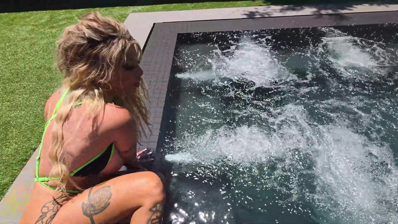 Kitana Montana Official: Kitana lagi asik ngentot di kolam renang - pov