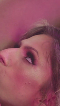 Oopsie - T-mädchen jade venus gibt cis-lesbische christy love explosive squirting-orgasmen in der badewanne!