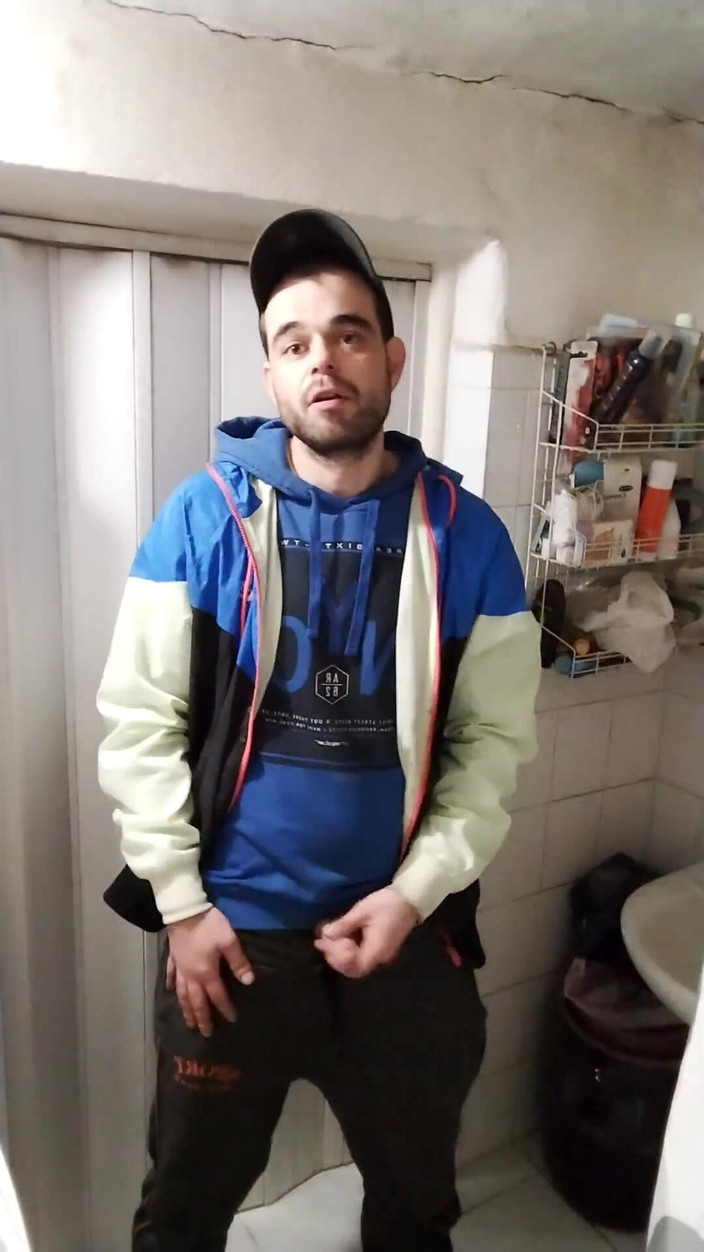 jerkofflover: Estou me masturbando com meu ex-namorado no banheiro porque ele...