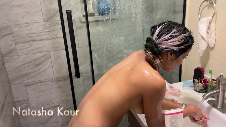 Natasha Kaur: POV: Du tittar på mig duscha och jag städar upp...