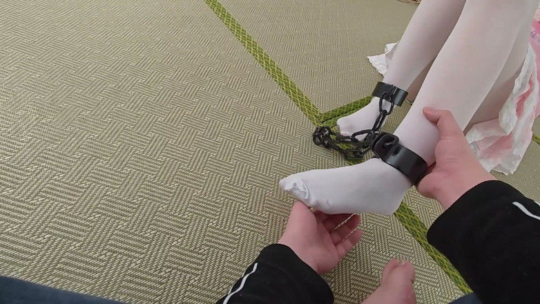 Asian bondage: Den söta flickvännen med vita strumpor är fastbunden och fastkedjad, och...