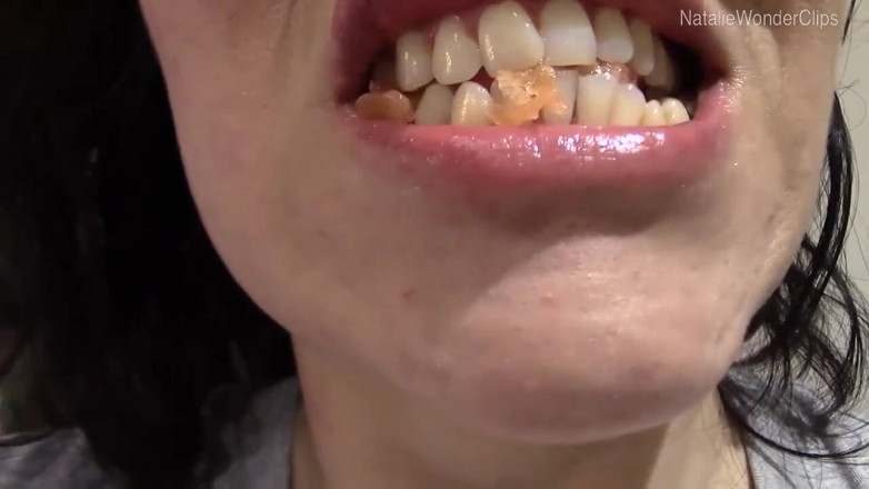 Natalie Wonder: Devorando salame sem camisinha e salmão defumado cru com close-ups...